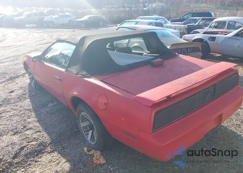 1984 Pontiac Firebird Trans Am z USA, uszkodzony, nr VIN 1G2AW87H2EN201748